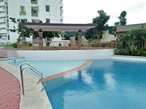 Alabang Condo with Pool and sky lounge - Housity