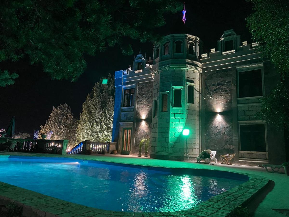 X Hotel - Housity