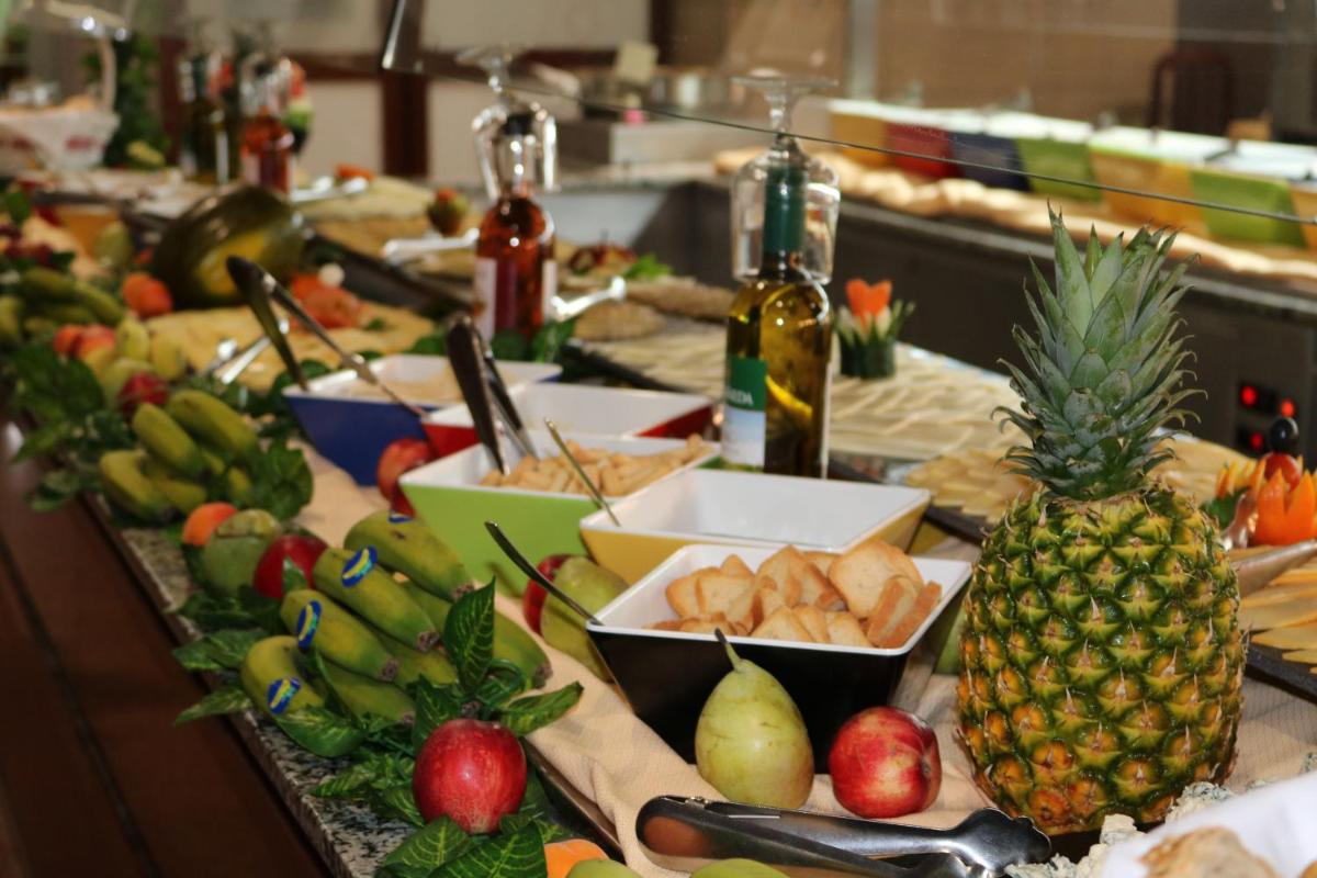 Comida en o cerca de este hotel