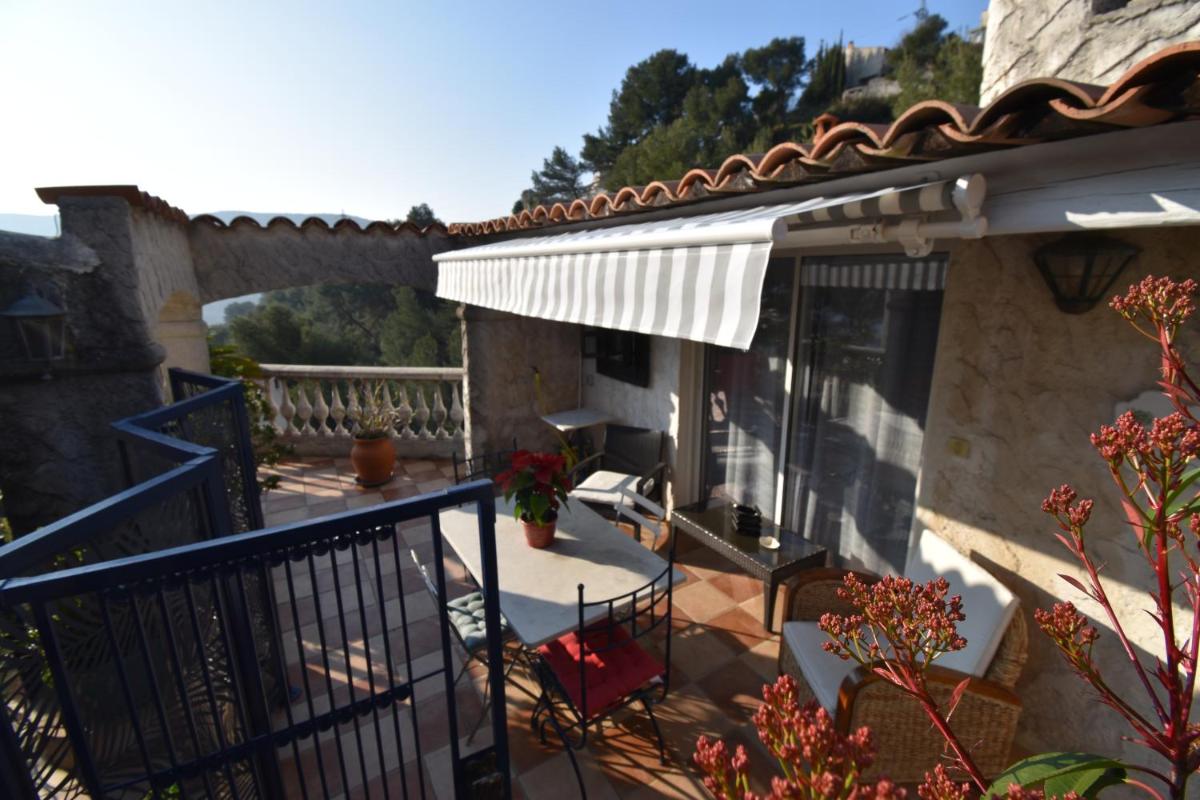 Studio climatisé et sa terrasse privée en villa - Housity