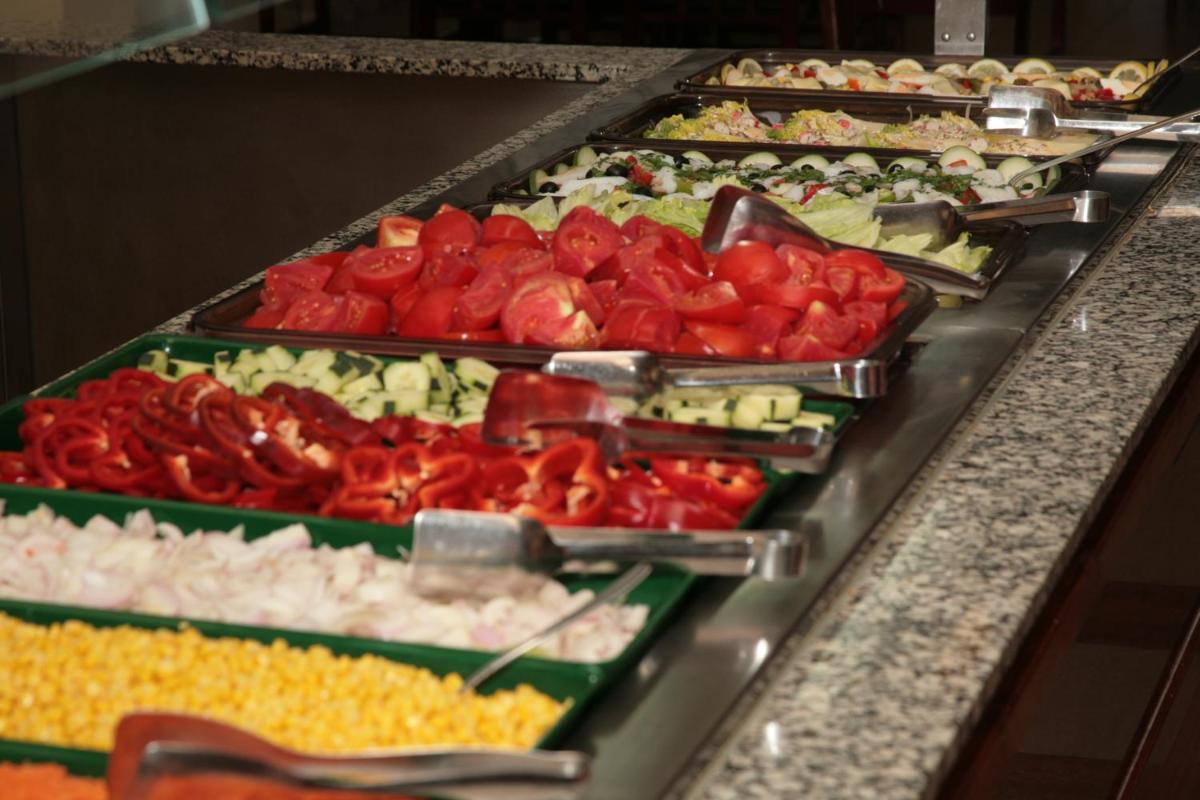 Comida en o cerca de este hotel
