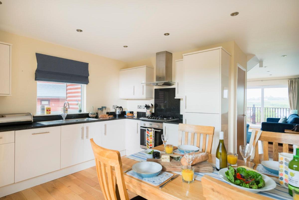 SandPipers Luxury hot tub lodge with 2 ensuites a private Sauna & BBQ terrace - Housity