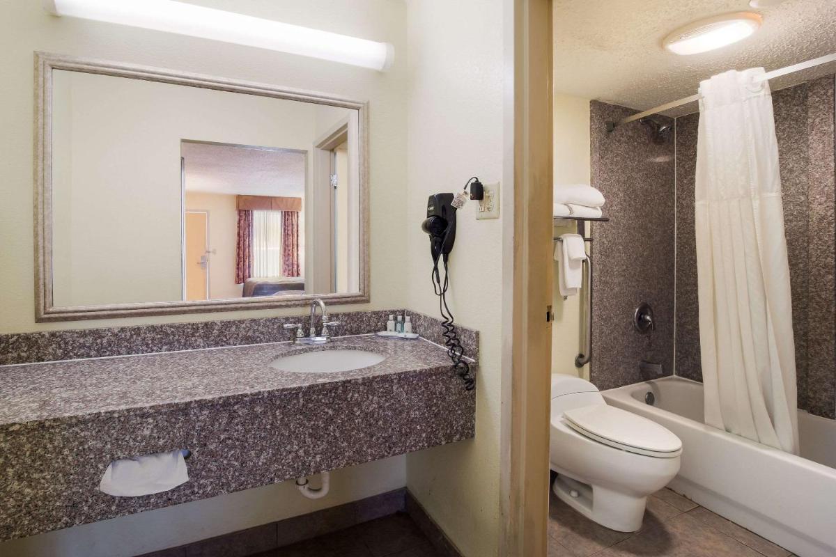 Quality Inn & Suites Conference Center Statesboro Historic District - Housity