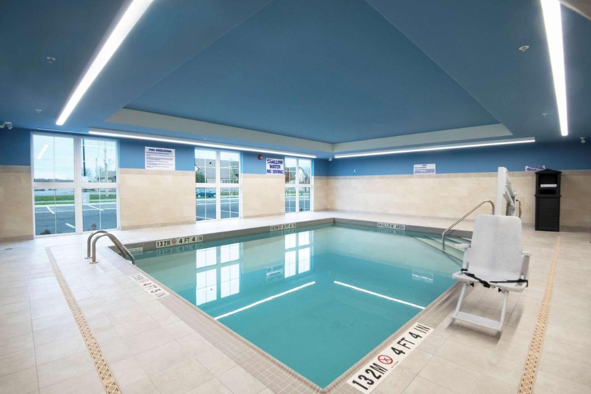Comfort Inn & Suites - Housity