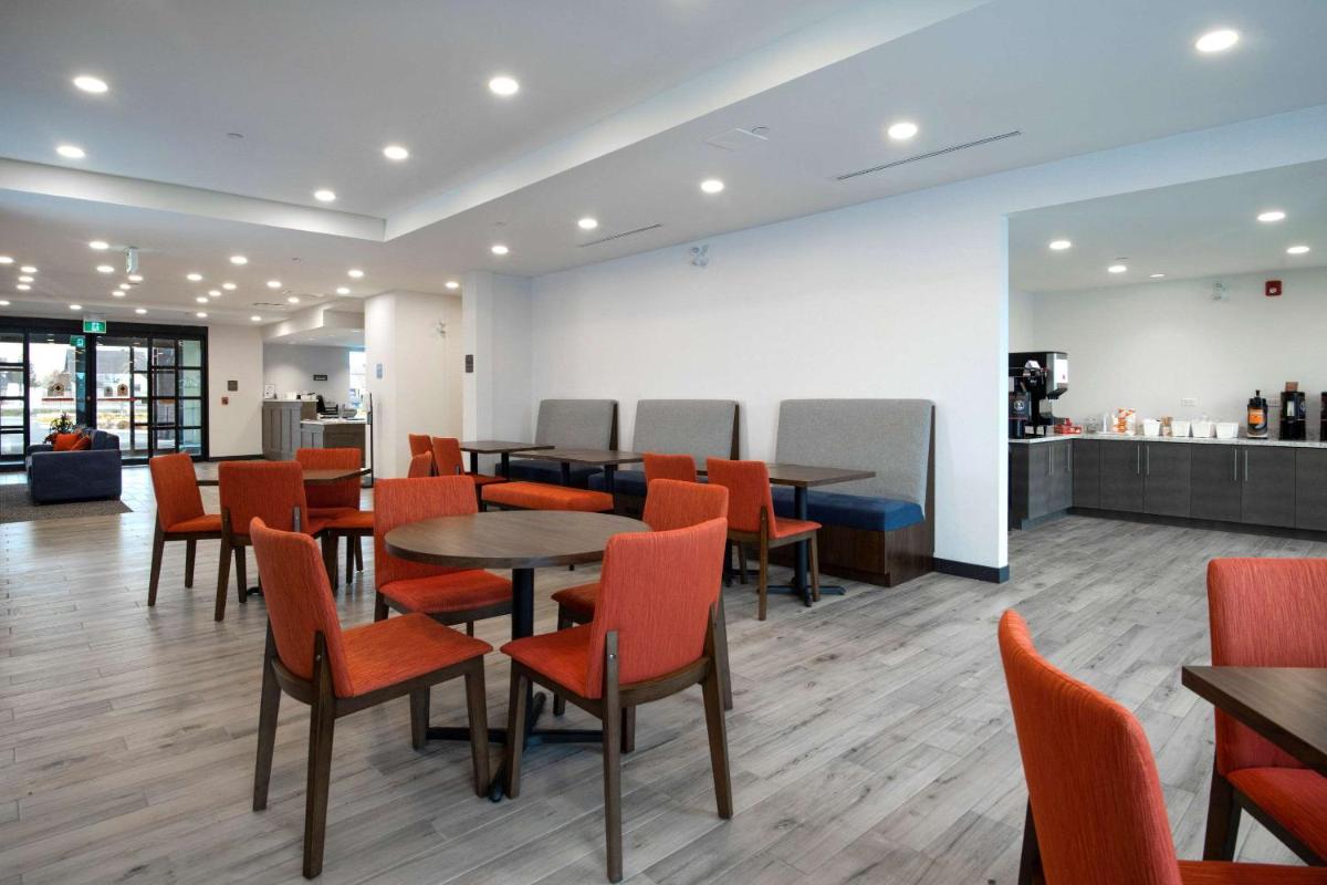 Comfort Inn & Suites - Housity