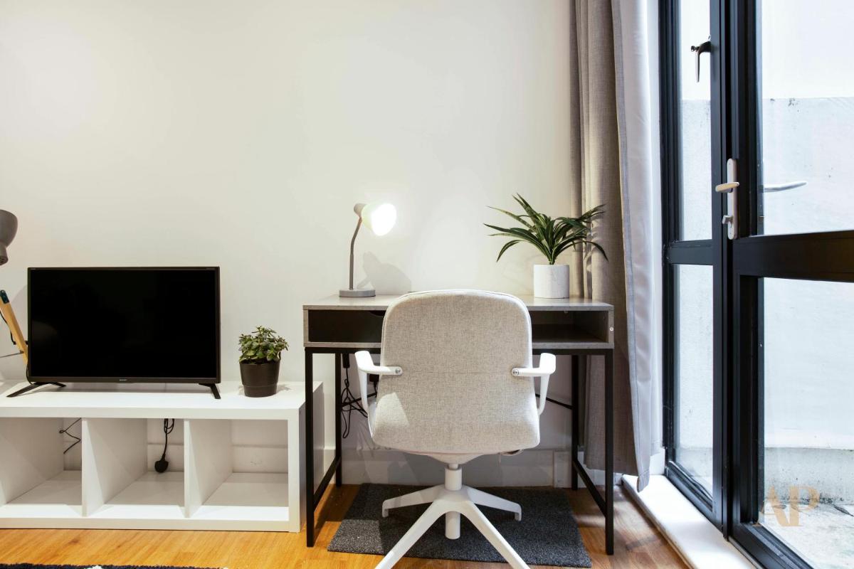 Spacious Lower ground Studio Apartment with private patio near Warren Street - Housity