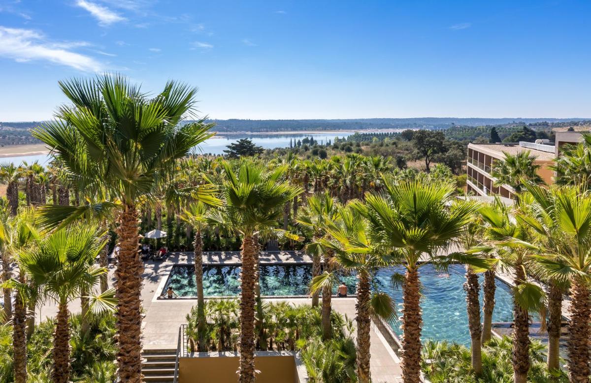 uma vista aérea de um resort com palmeiras e uma piscina em AP Lago Montargil - Conference & SPA em Montargil