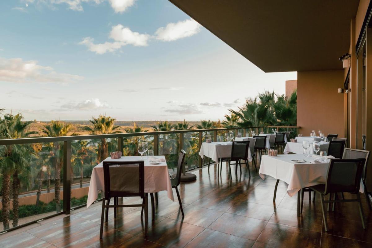 Uma varanda ou terraço em AP Lago Montargil - Conference & SPA