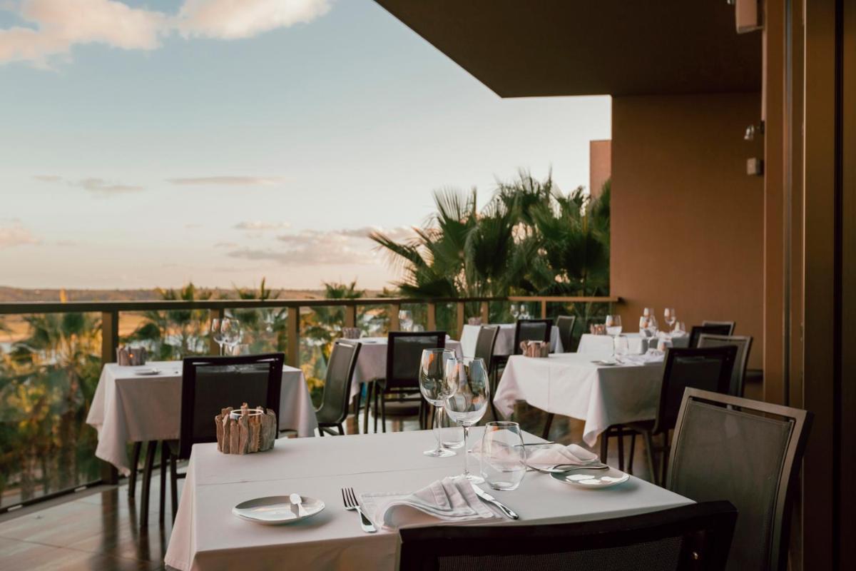 Um restaurante ou outro lugar para comer em AP Lago Montargil - Conference & SPA