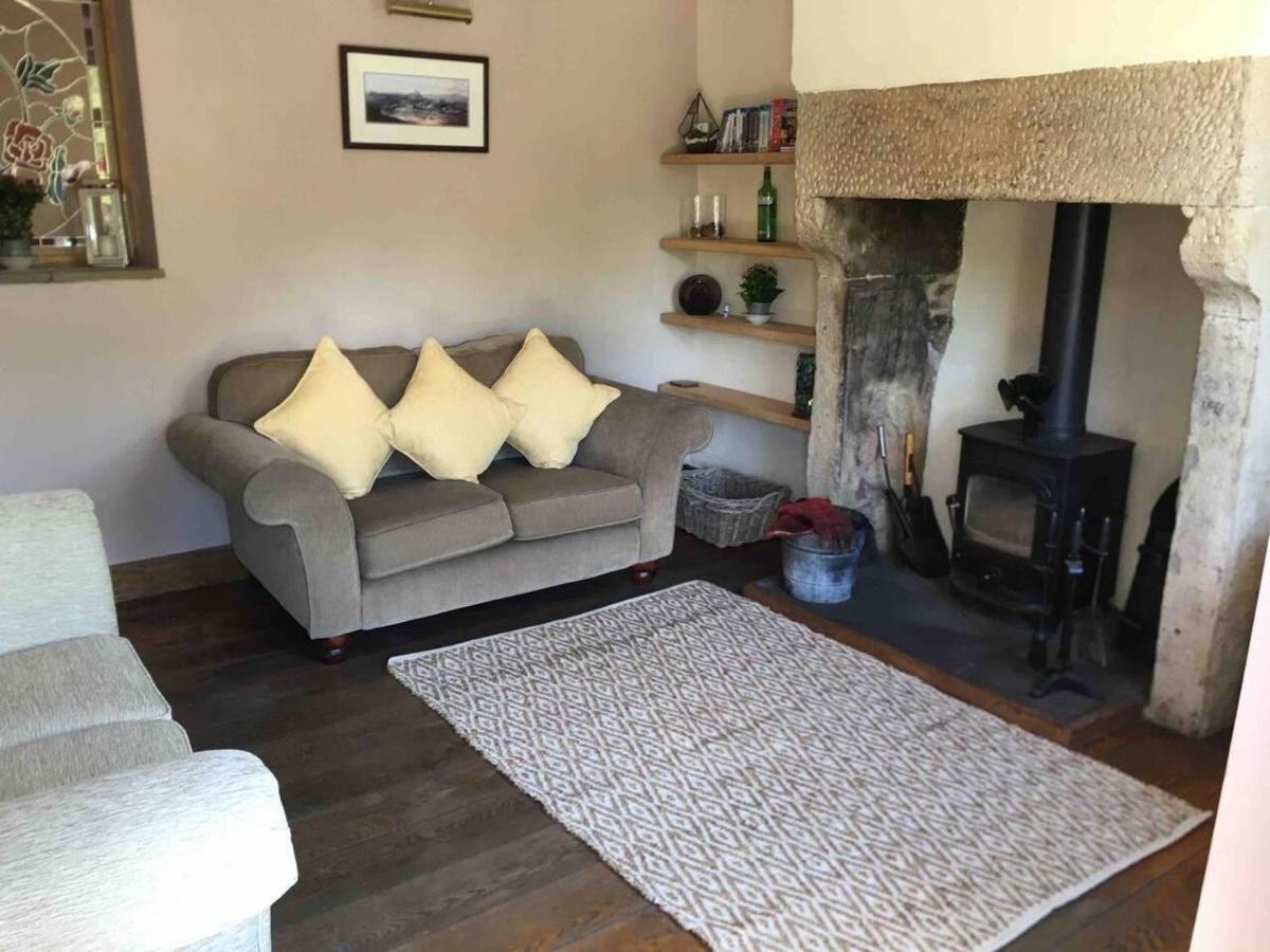 Beautiful 2-Bed Cottage in Hurst Green - Housity