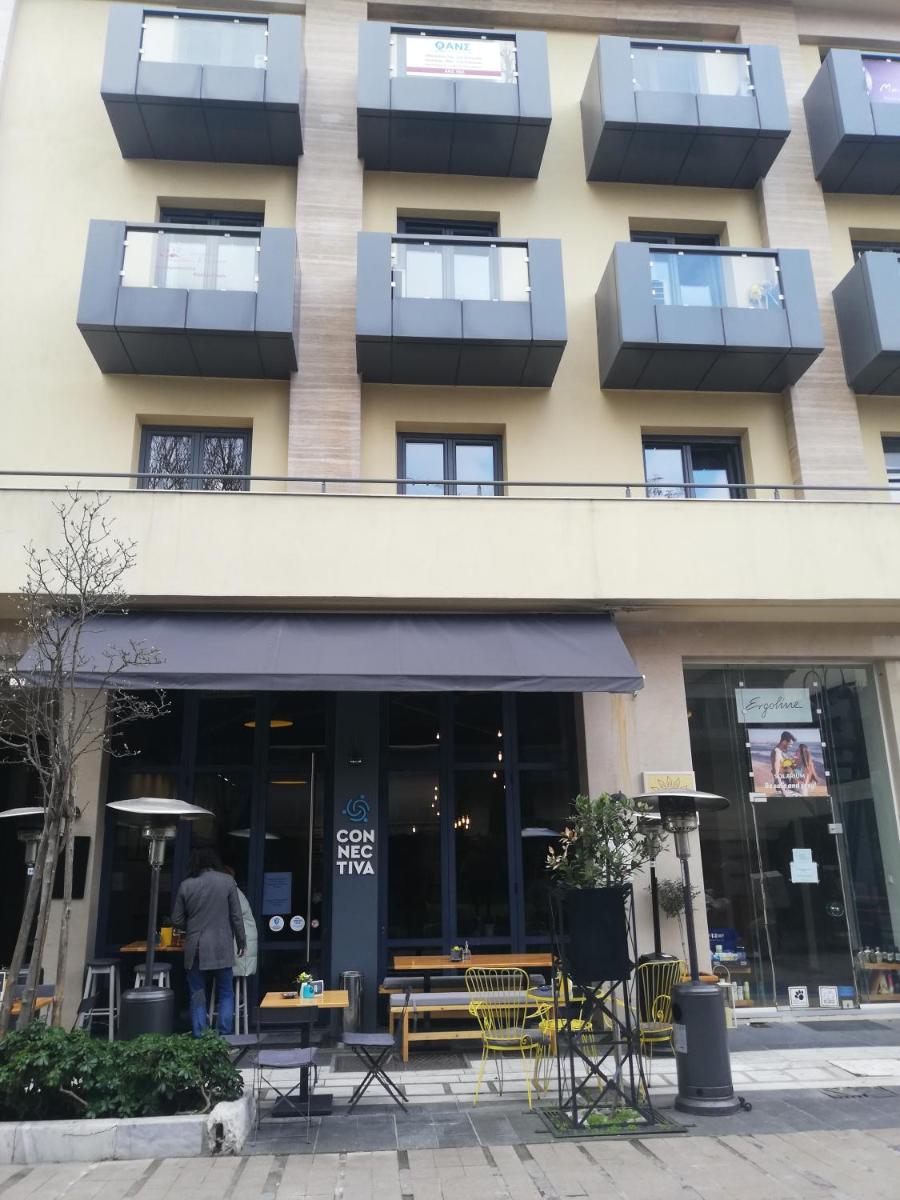 Poluteles stountio sto kentro tes larisas - Housity