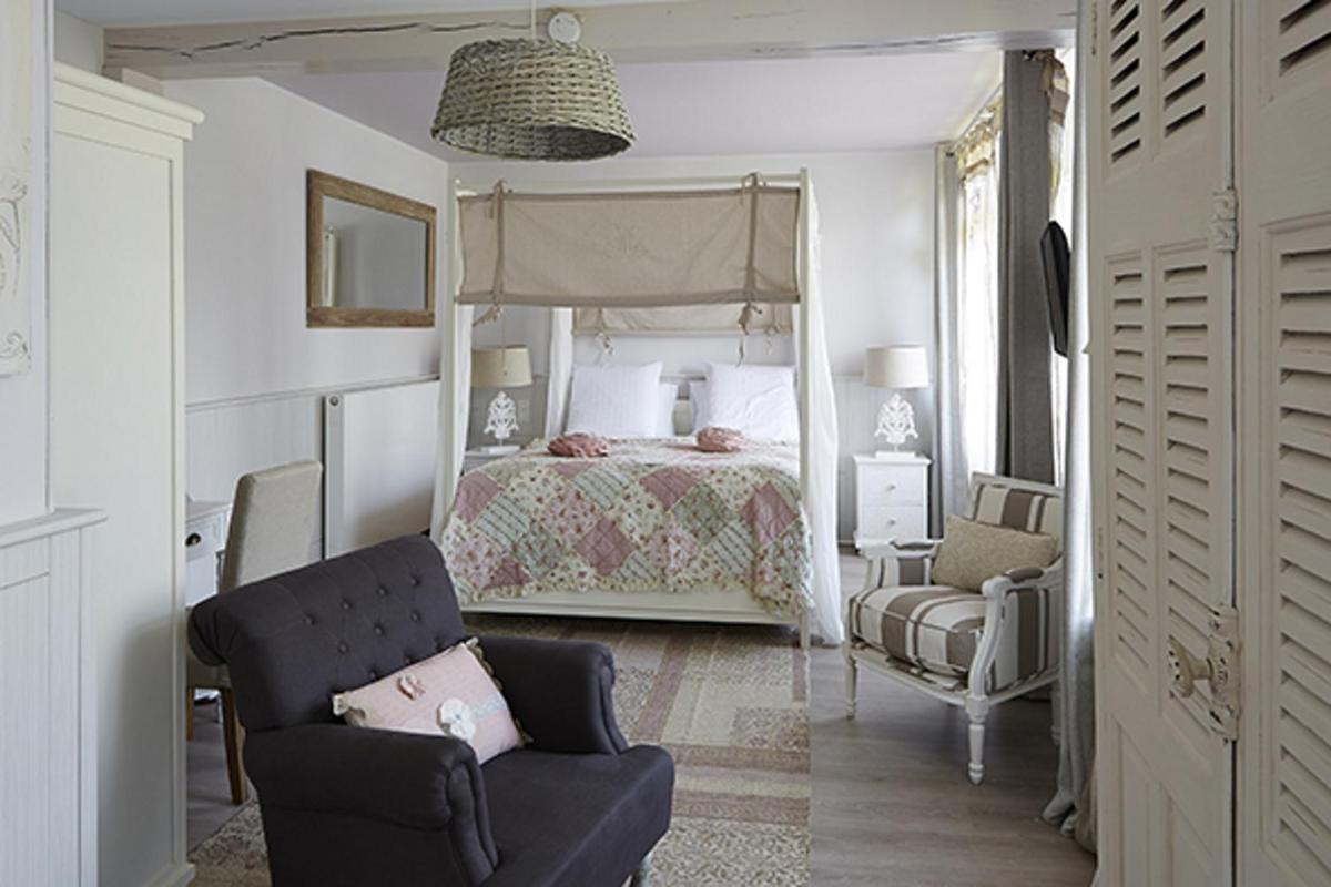 Un ou plusieurs lits dans un hébergement de l'établissement The Originals Hôtel Le Cise Restaurant Chambres et Suites