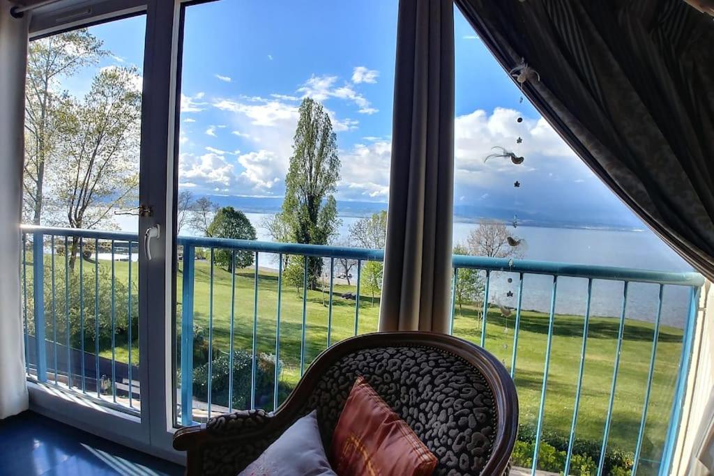 Lakefront. Appartement pieds dans l'eau. View and direct access to the lake. - Housity
