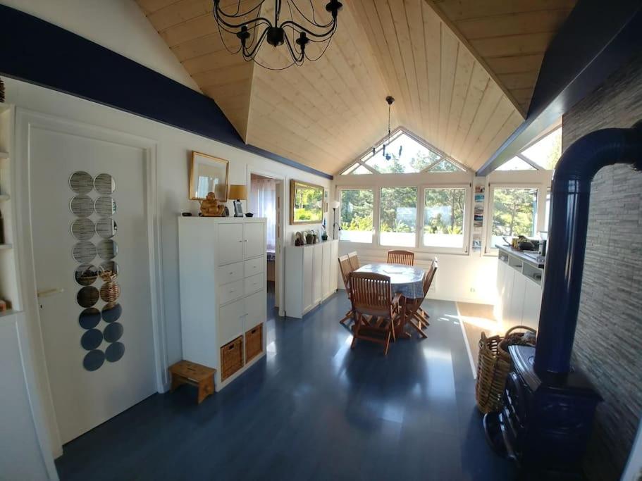 Lakefront. Appartement pieds dans l'eau. View and direct access to the lake. - Housity