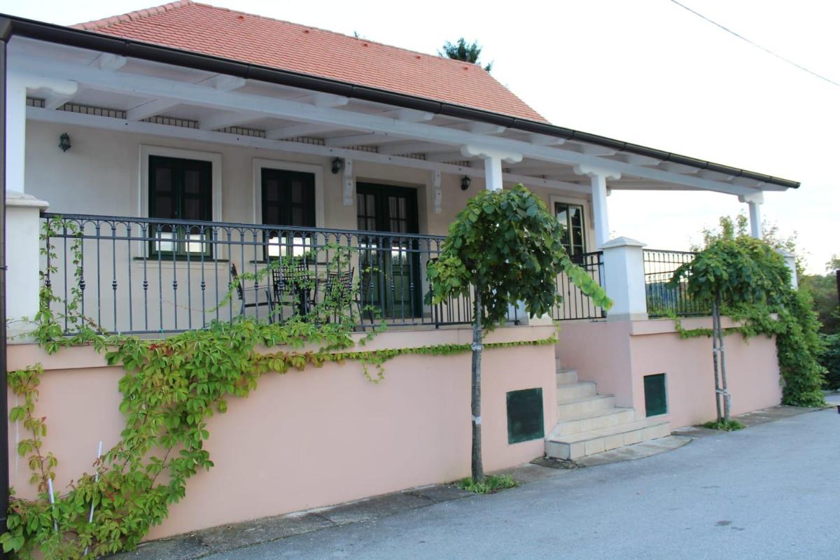 Taverna 1860 Rooms & Apartments - Housity