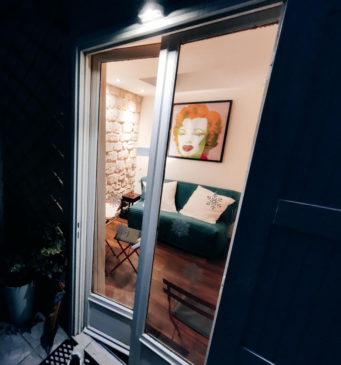 Romantic tiny house in Montmartre - Housity
