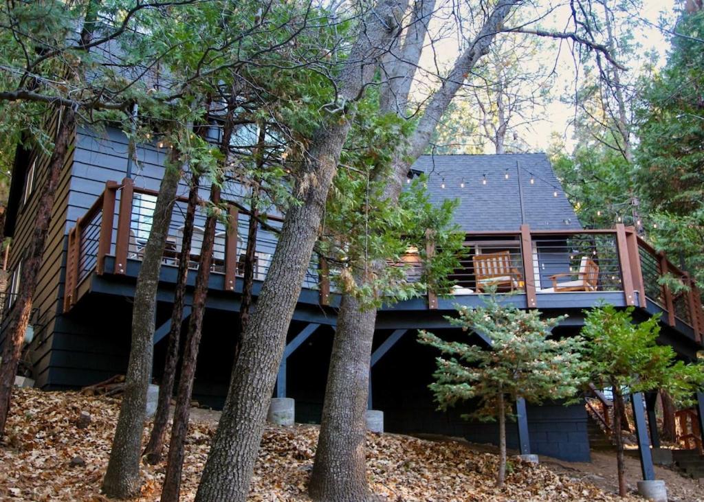 Mountainside Cabin w/ Deck - Walk to Lake - Housity