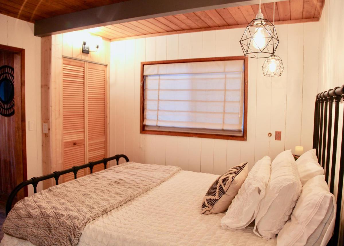 Mountainside Cabin w/ Deck - Walk to Lake - Housity
