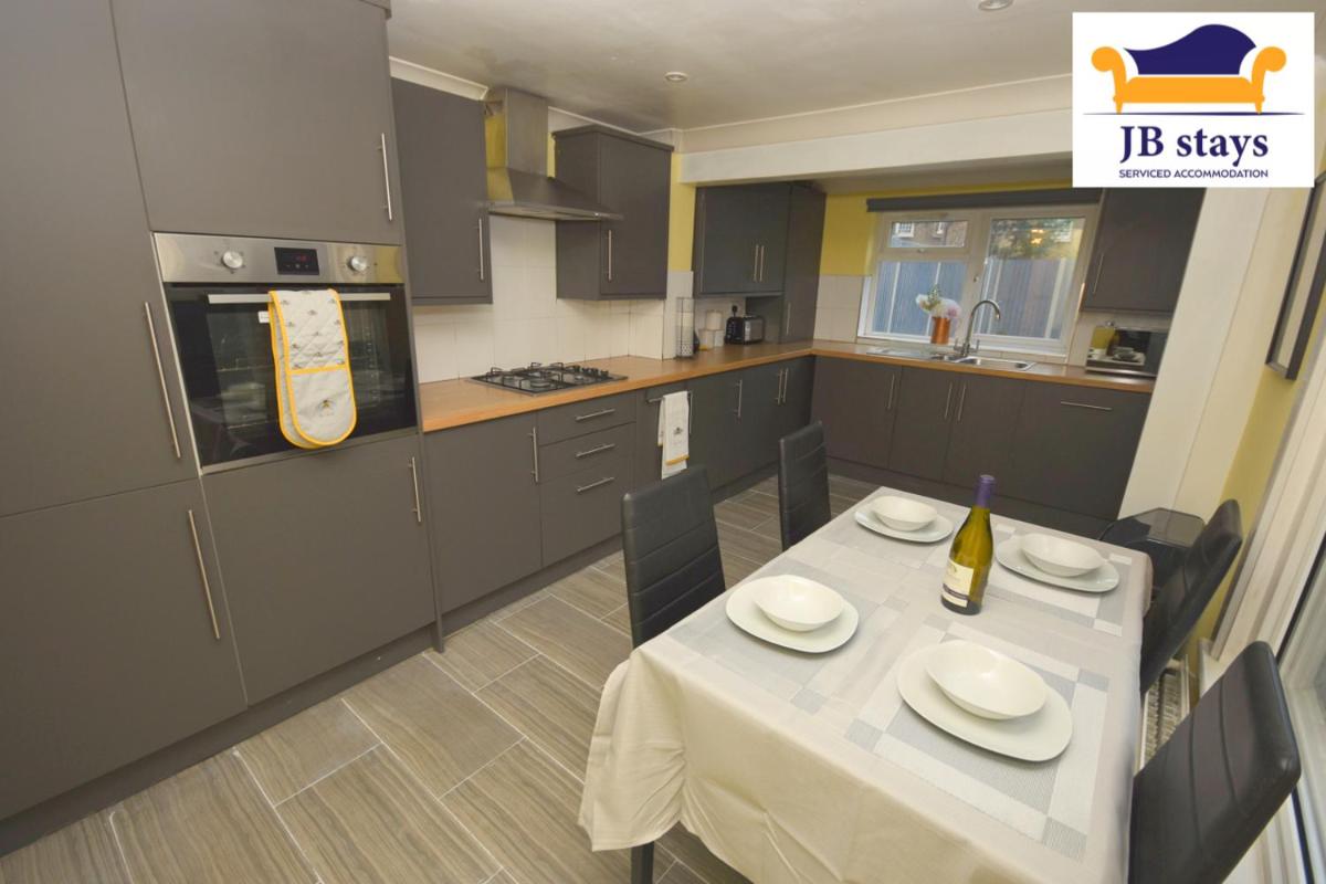 JB stays Greenwich, 3 bed house,ideal for contractors and family - Housity