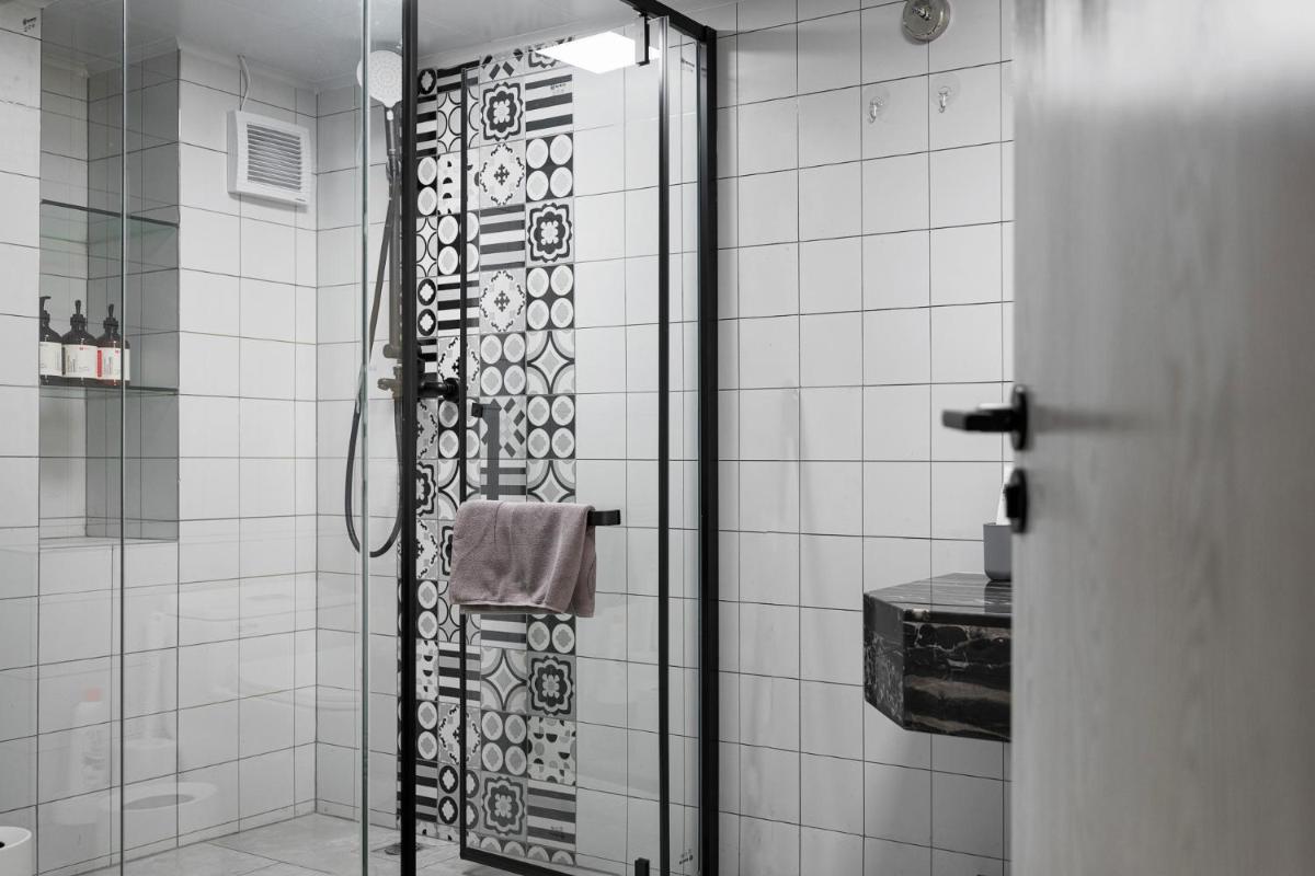 Locals Apartment Place 00 - Housity