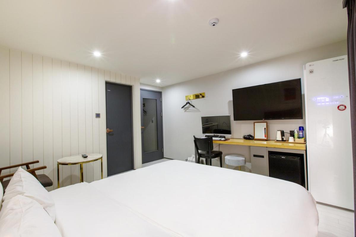 Brown-Dot Hotel Minam - Housity