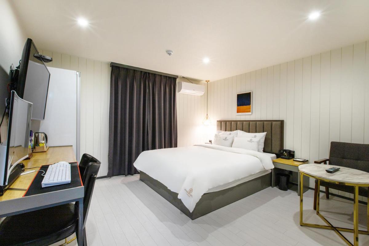 Brown-Dot Hotel Minam - Housity