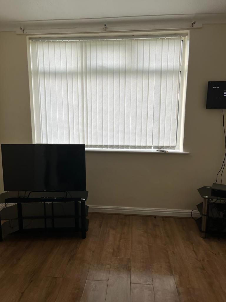 Milnrow Road - Spacious 3 bed house - Housity