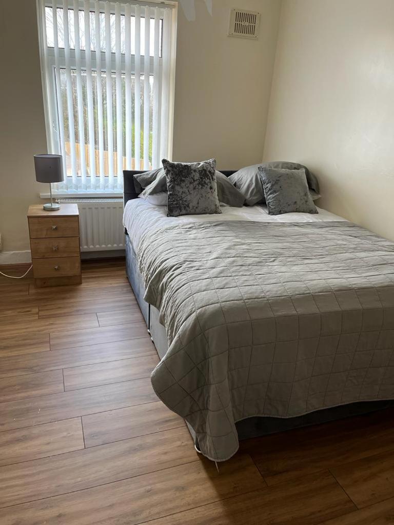Milnrow Road - Spacious 3 bed house - Housity