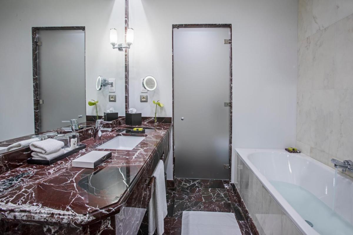 Uma casa de banho em InterContinental Porto - Palacio das Cardosas by IHG