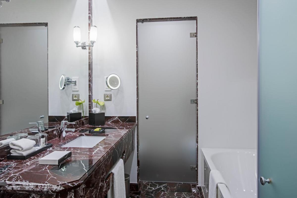 Uma casa de banho em InterContinental Porto - Palacio das Cardosas by IHG