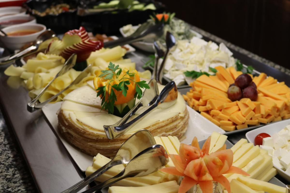 Comida en o cerca de este hotel