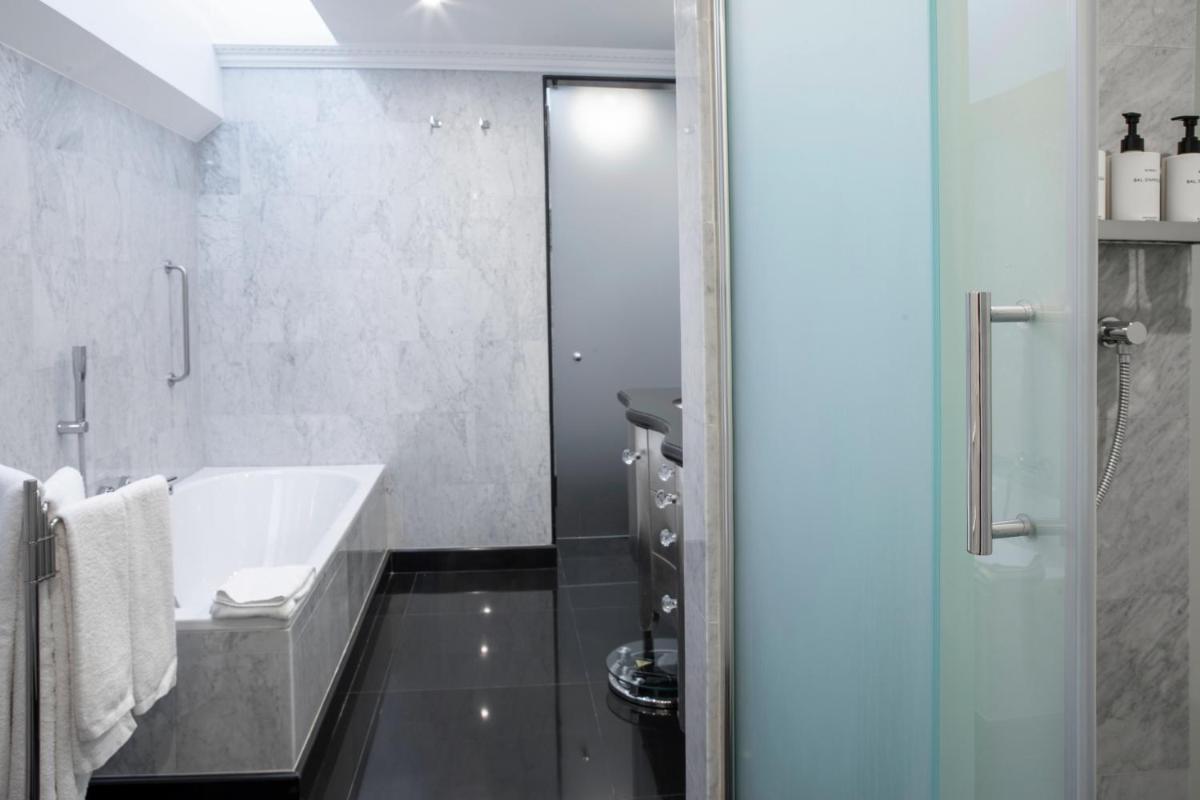 Uma casa de banho em InterContinental Porto - Palacio das Cardosas by IHG
