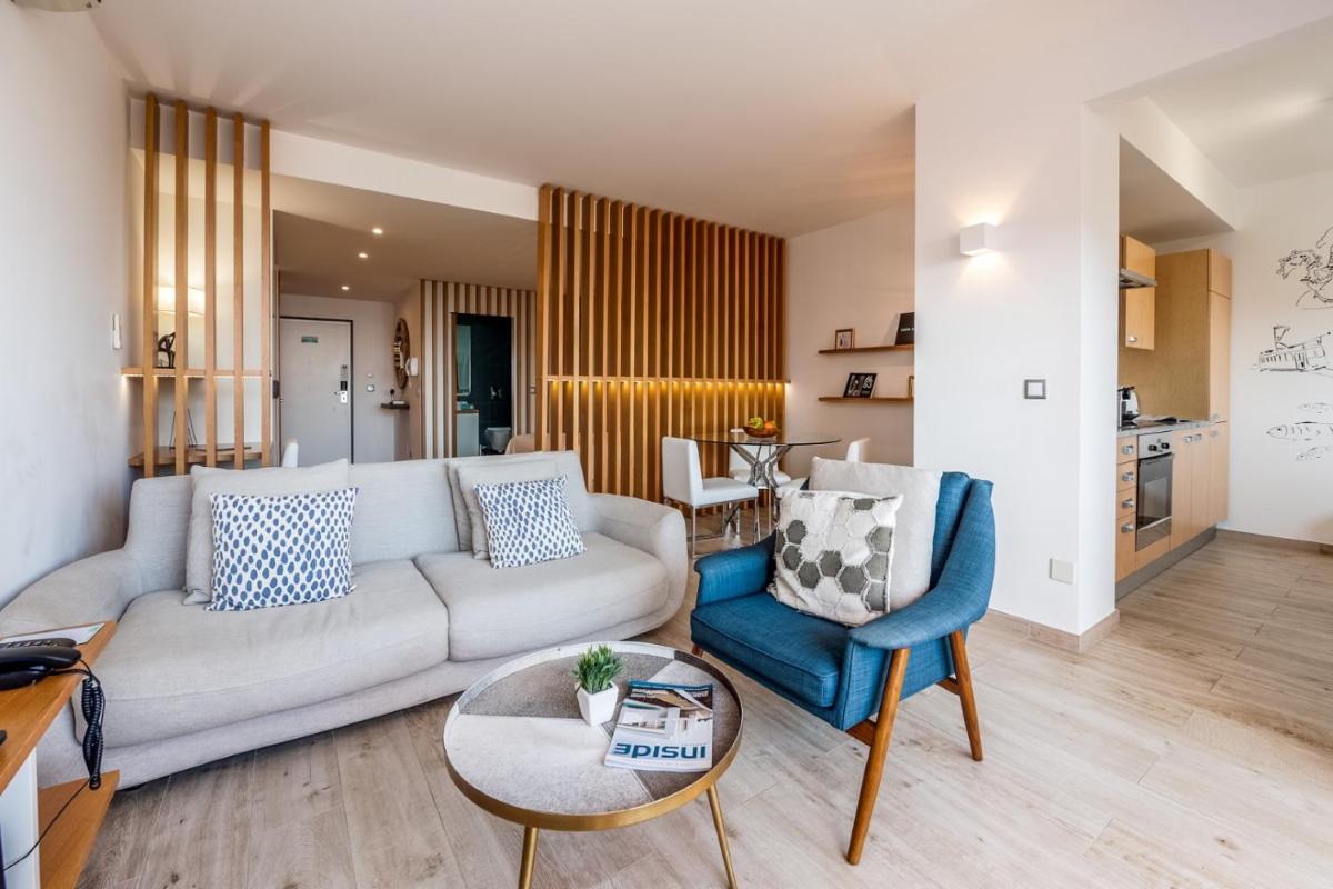 uma sala de estar com um sofá e uma mesa em Estrela da Luz Resort na Praia da Luz