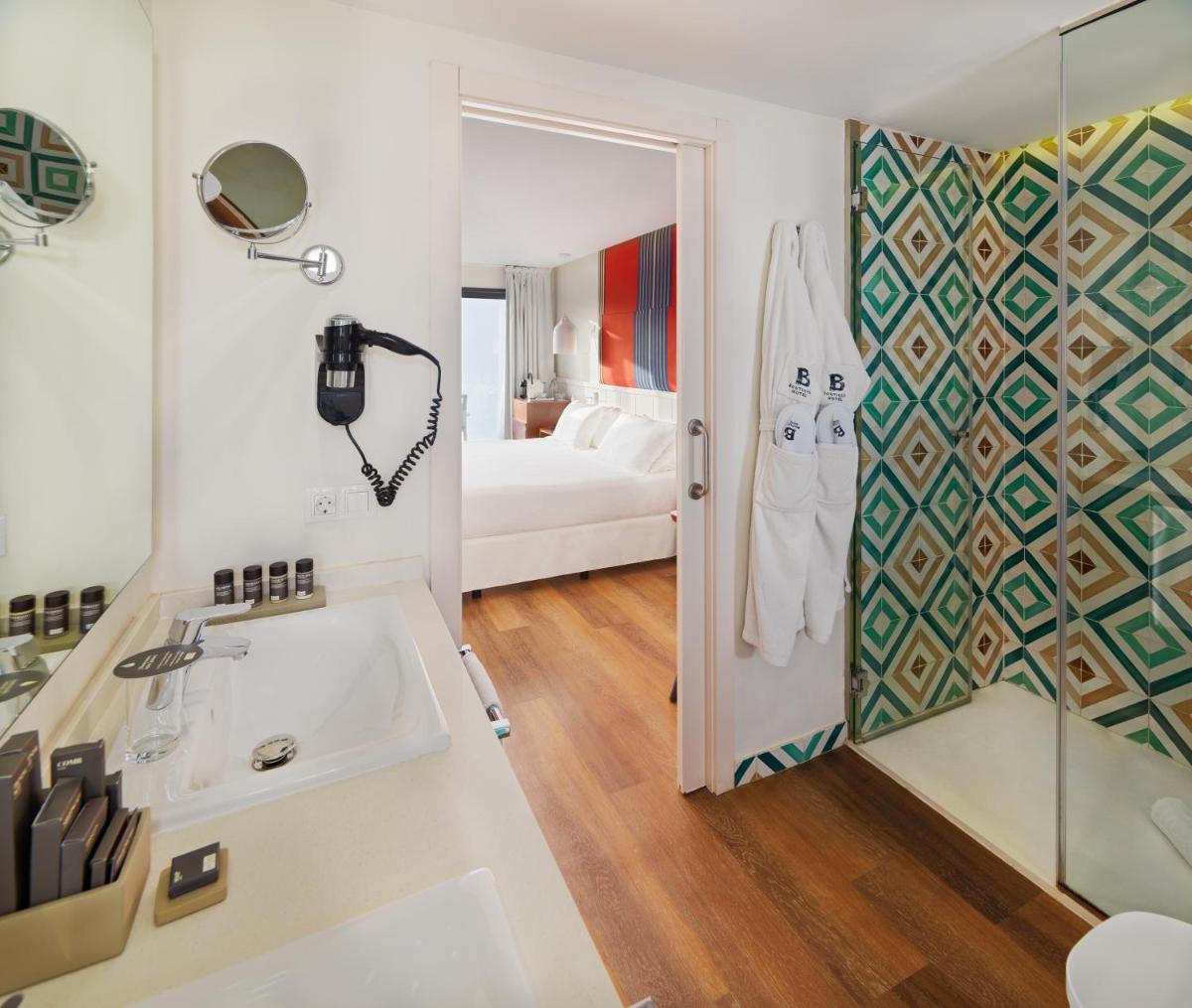 un baño con lavabo y ducha en H10 Ocean Dreams Hotel Boutique - Adults Only, en Corralejo