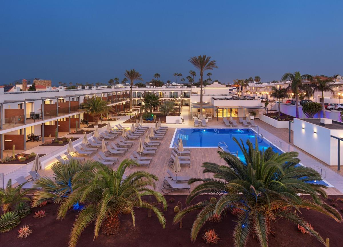 Una vista aérea de un complejo turístico con piscina. en H10 Ocean Dreams Hotel Boutique - Adults Only, en Corralejo