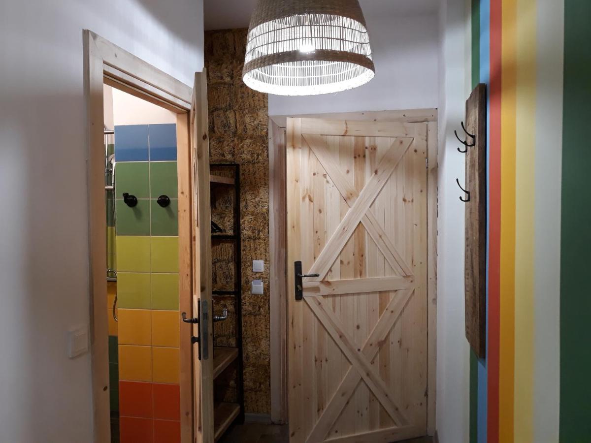 Wioska pod Kogutem - Housity