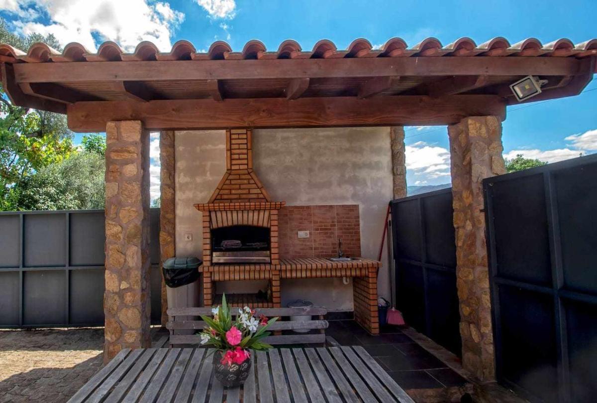Casa das Vinhas Camélias de BastoTurismo Rural - Housity