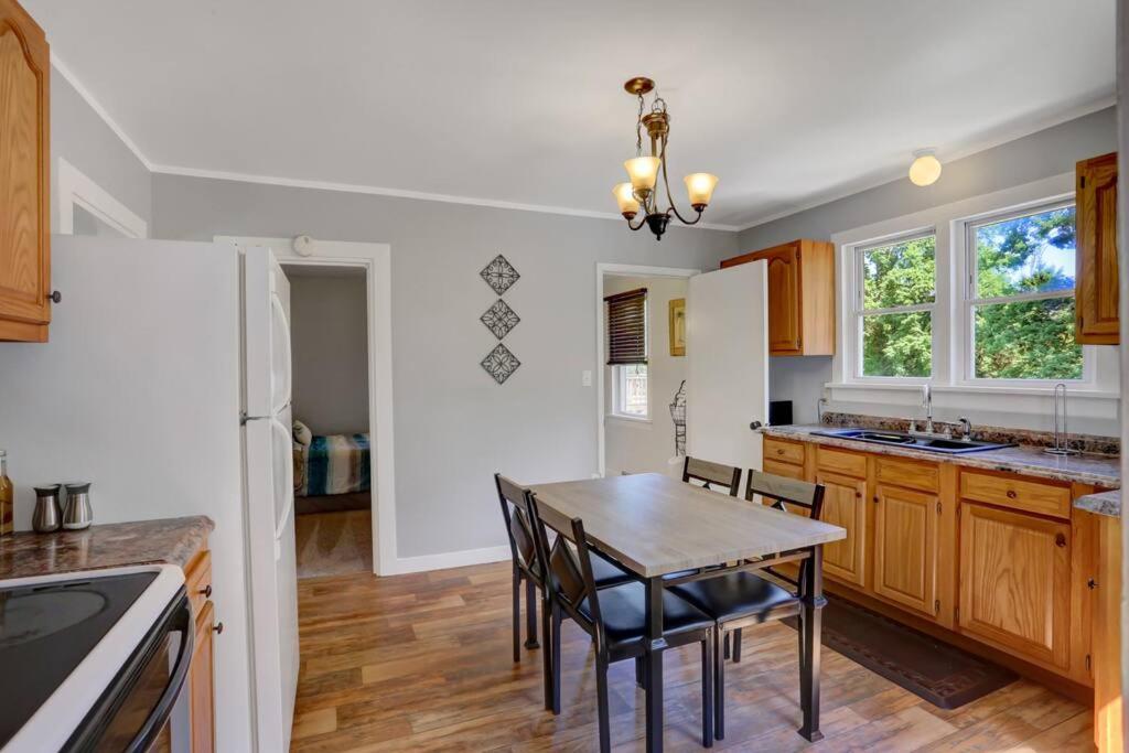 Cozy Space Fenced Yard 15 Min to Harrisburg, 30 Min to Carlisle 2BR tastefully decorated - Housity