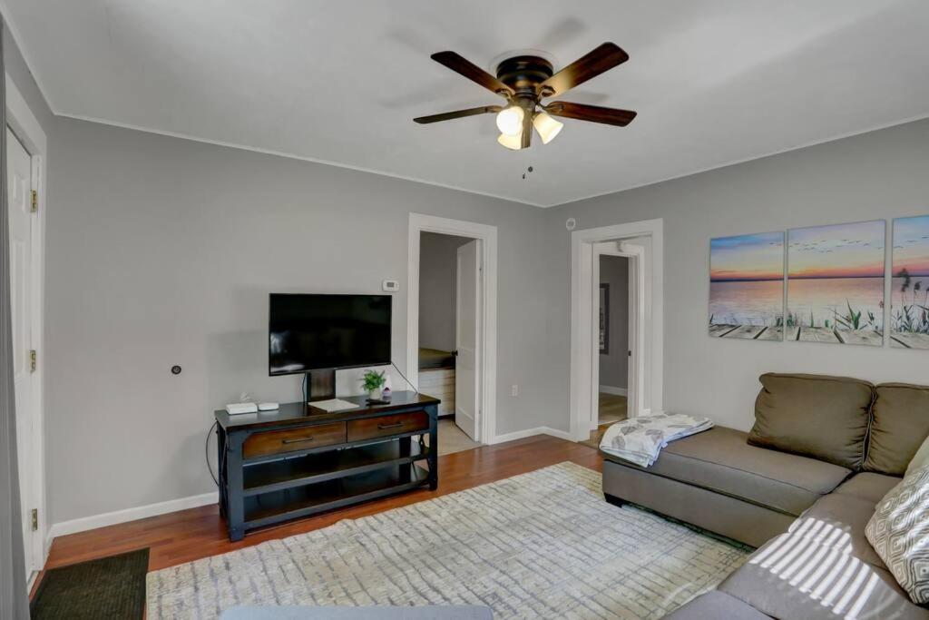 Cozy Space Fenced Yard 15 Min to Harrisburg, 30 Min to Carlisle 2BR tastefully decorated - Housity