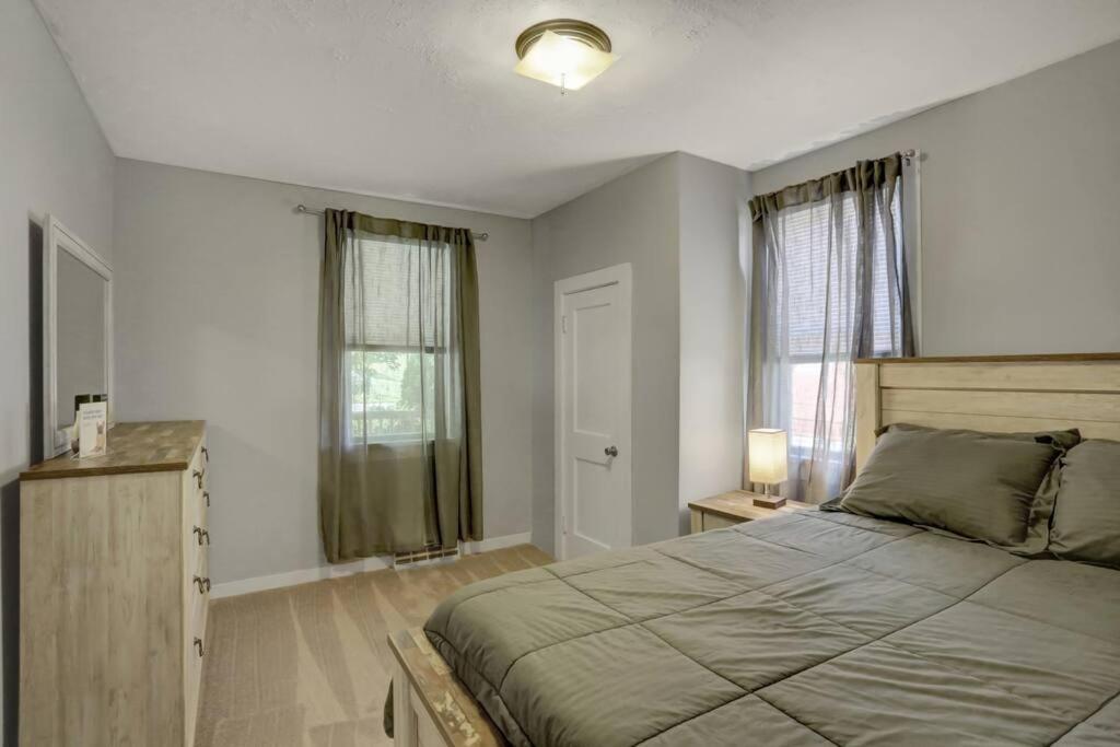 Cozy Space Fenced Yard 15 Min to Harrisburg, 30 Min to Carlisle 2BR tastefully decorated - Housity