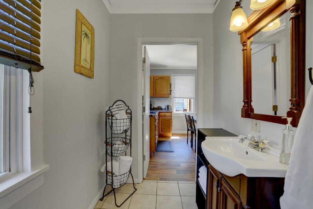 Cozy Space Fenced Yard 15 Min to Harrisburg, 30 Min to Carlisle 2BR tastefully decorated - Housity