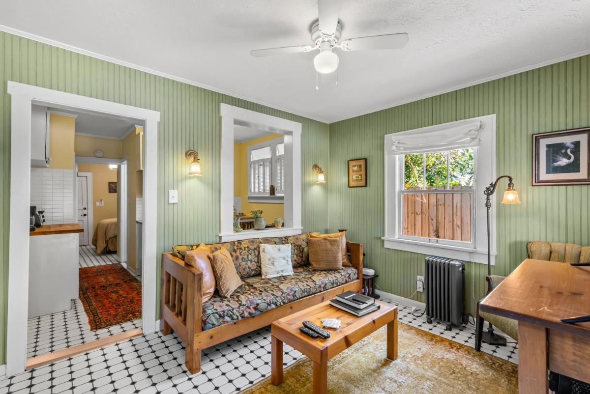 Charming 1923 Cottage at Erehwon Retreat - Housity