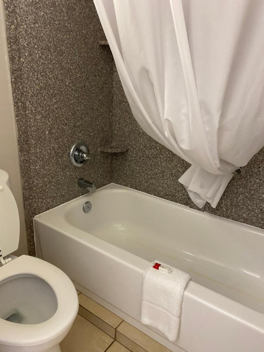 Days Inn by Wyndham Brunswick/St. Simons Area - Housity