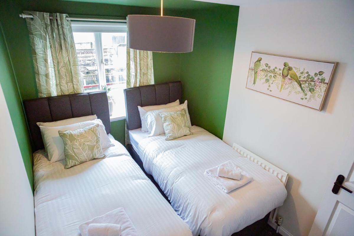 The Marine - Balcony - Beach View - Coorie Doon Stays - Housity