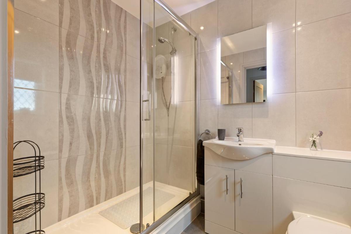 Cartwright's Cottage - Indoor Pool, Sports Courts, Play Park - Housity