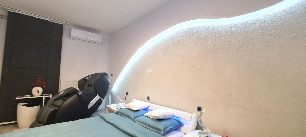 Studio-Apartment VAL - Luxury massage chair - Private SPA- Hot Tub, Infrared Sauna, , Parking with video surveillance, Entry with PIN 0 - 24h, FREE CANCELLATION 24 hours before Check In - Housity
