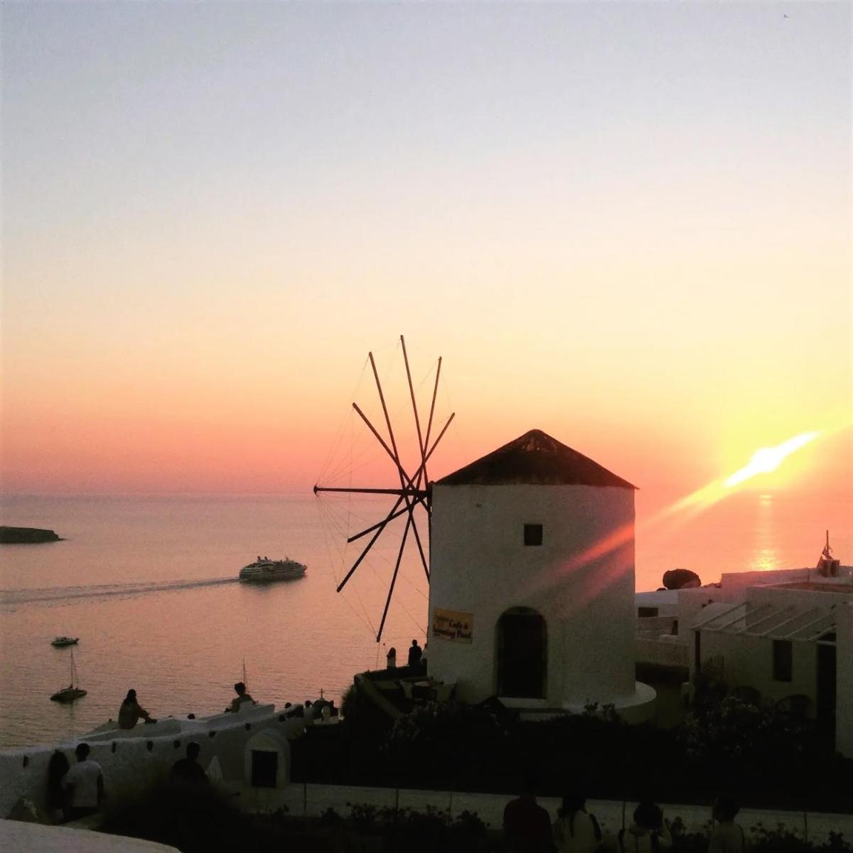 Lioyerma Windmill Villa With Outdoor Hot Tub - Housity