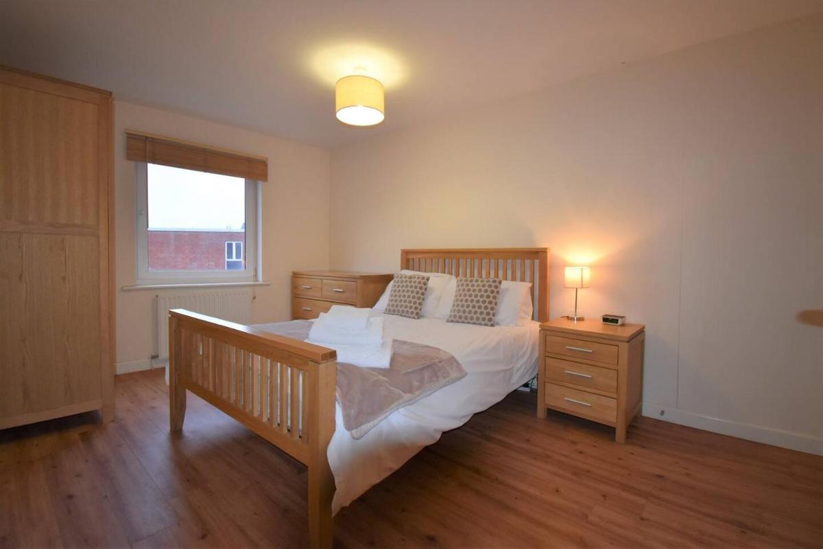 Pinnacle 3 - City Centre 2 Bedroom 2 Bathroom Apartment - with Balcony, Free Parking, Fast Wifi and Smart TV - Housity