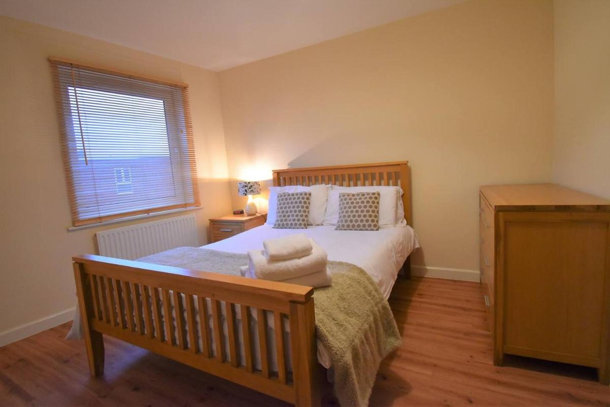 Pinnacle 3 - City Centre 2 Bedroom 2 Bathroom Apartment - with Balcony, Free Parking, Fast Wifi and Smart TV - Housity