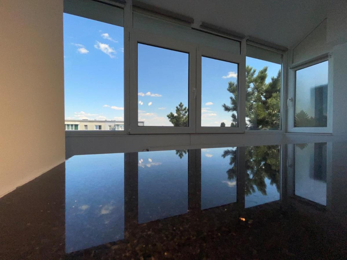 Robert's White Apartament - Housity